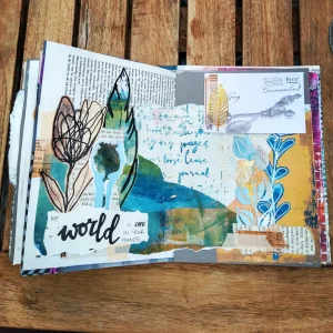 Art journal pagina met restjes gel print, een theezakje, gestanste gel prints